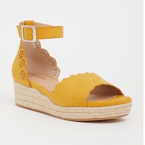 Torrid 9W Mustard Scallop Espadrilles sandals